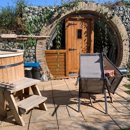Romantic Escape Luxury Hobbit House With Hot Tub! เชียร์เนส ภายนอก รูปภาพ