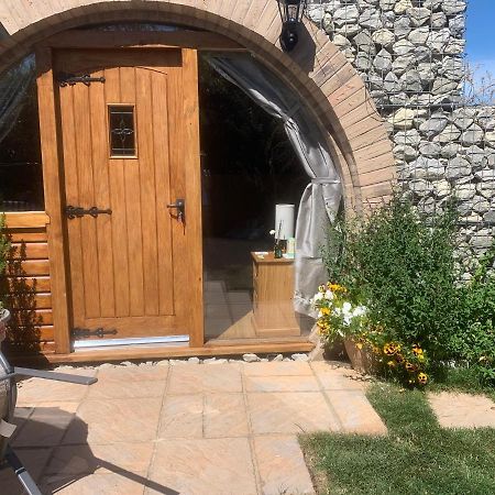 Romantic Escape Luxury Hobbit House With Hot Tub! เชียร์เนส ภายนอก รูปภาพ