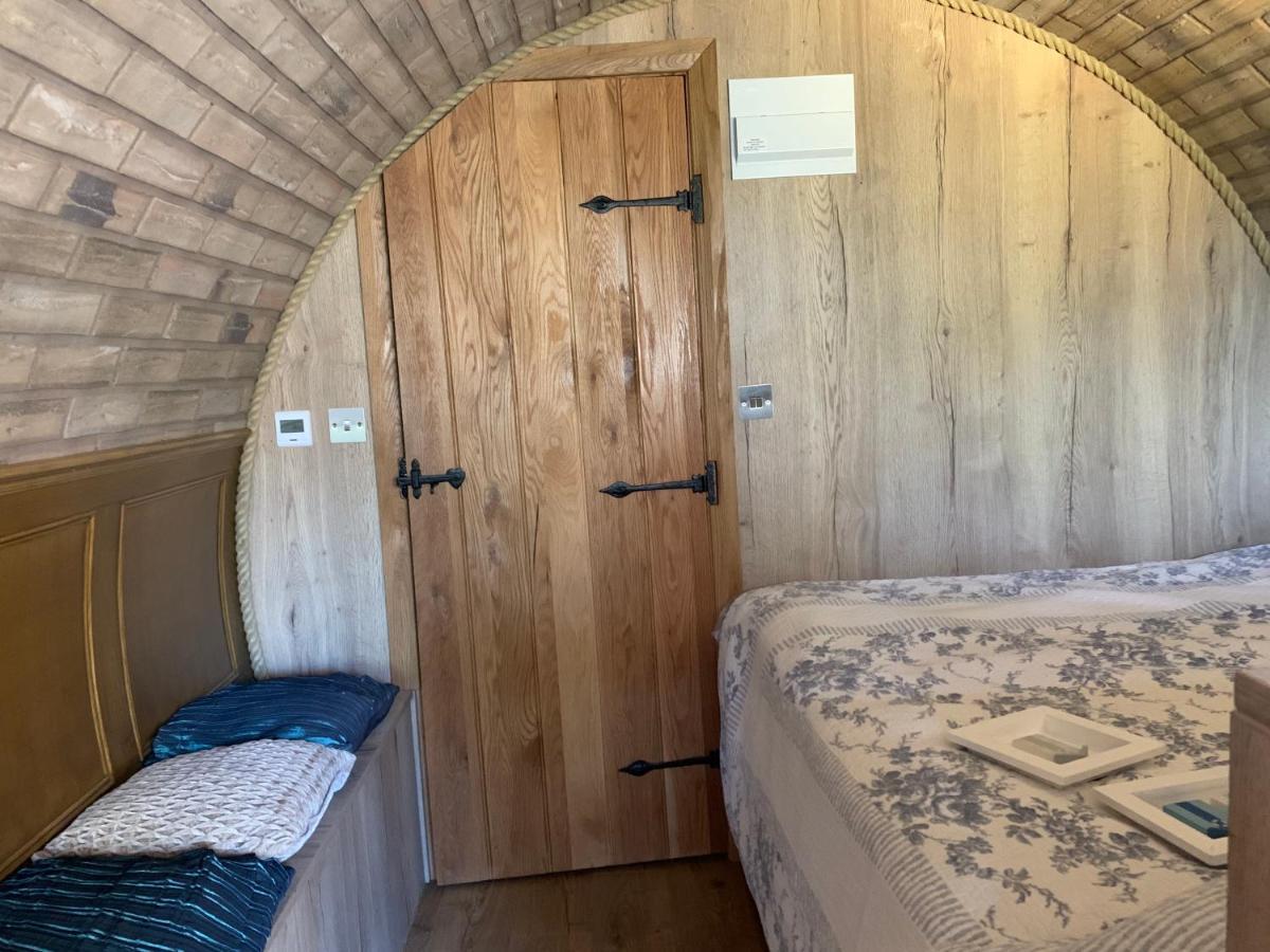 Romantic Escape Luxury Hobbit House With Hot Tub! เชียร์เนส ภายนอก รูปภาพ