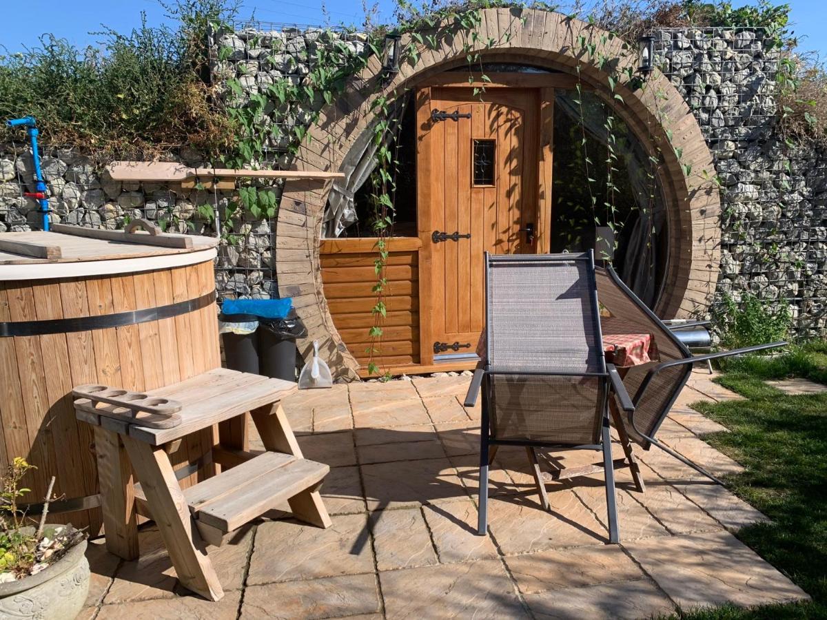 Romantic Escape Luxury Hobbit House With Hot Tub! เชียร์เนส ภายนอก รูปภาพ