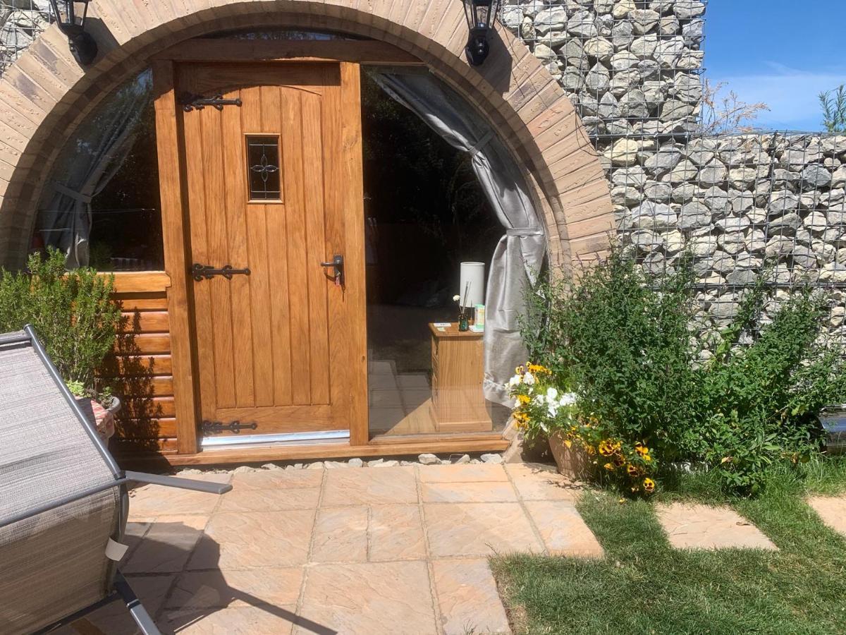 Romantic Escape Luxury Hobbit House With Hot Tub! เชียร์เนส ภายนอก รูปภาพ