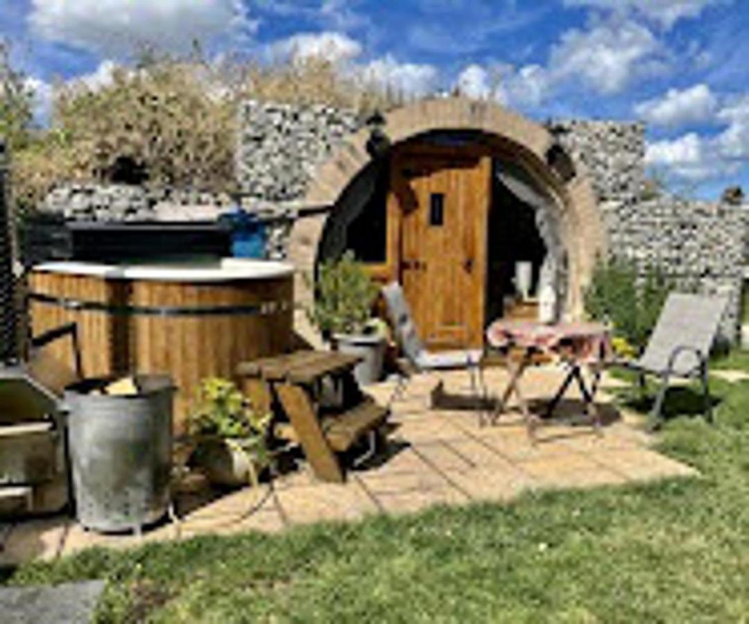 Romantic Escape Luxury Hobbit House With Hot Tub! เชียร์เนส ภายนอก รูปภาพ